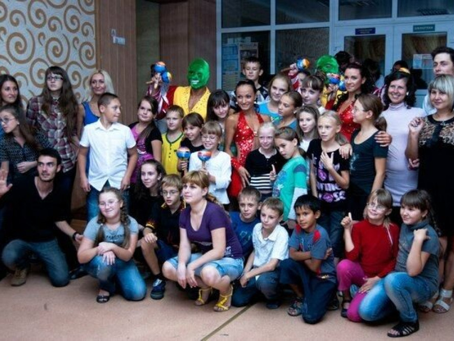 В Запорожье волонтеры подарили детям "Маску" и звезду украинского ТВ