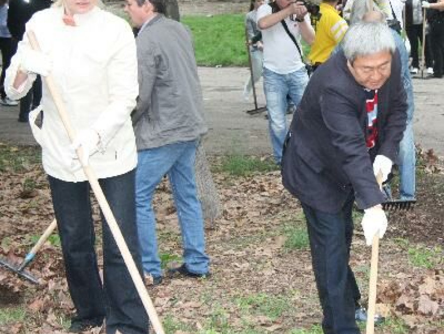 Мэр Запорожья вышел на субботник рядом с мэрией