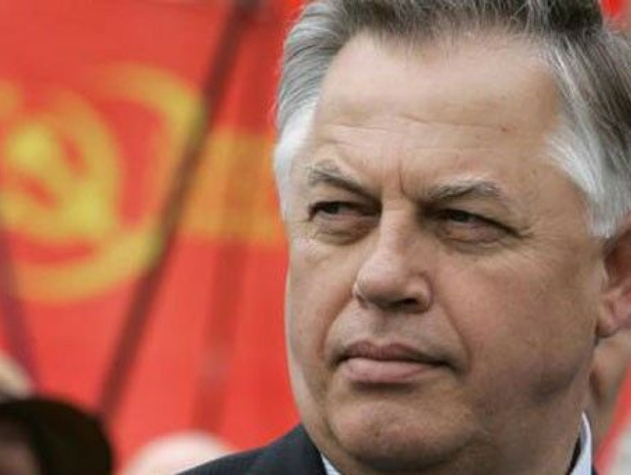 В Запорожье главного коммуниста Украины повели на кикбоксинг и подарили меч