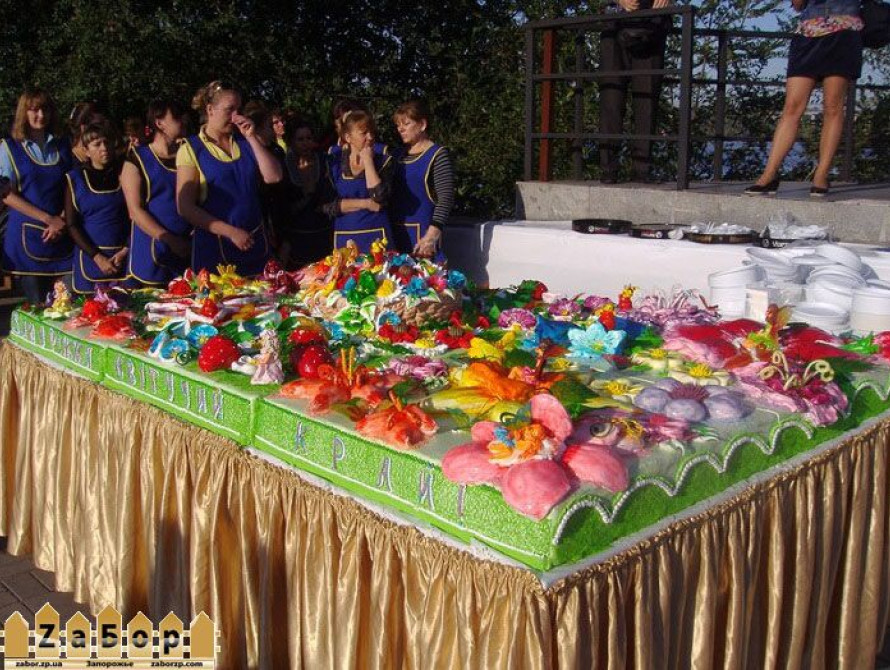 На ярмарке в Запорожье выстроилась огромная очередь за тортом