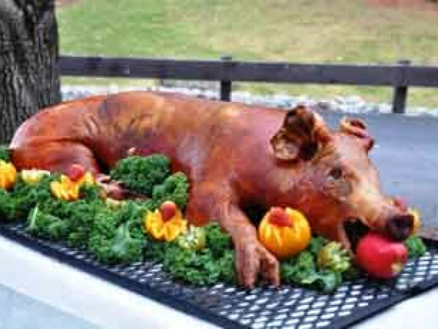 На ярмарке в Запорожье мэру и губернатору подарили яблоки и свинью