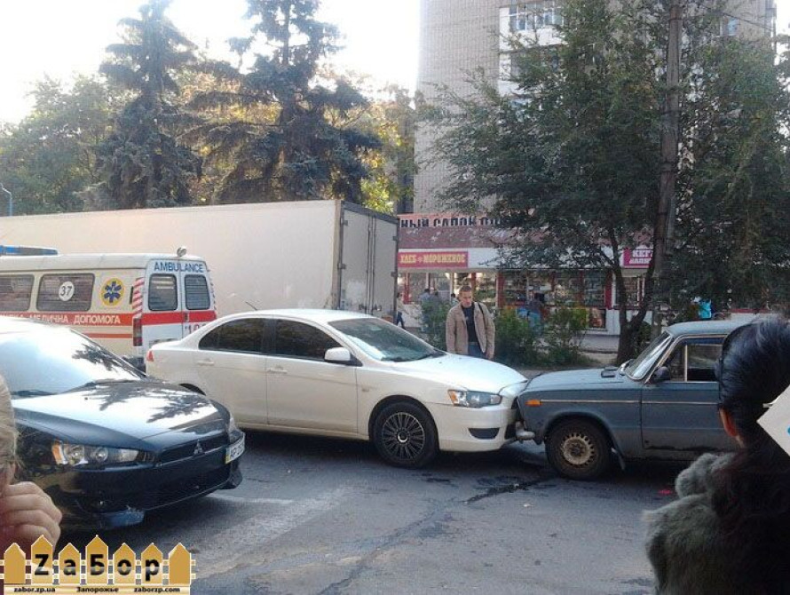 ДТП в Запорожье: пострадал водитель, который ехал на людей