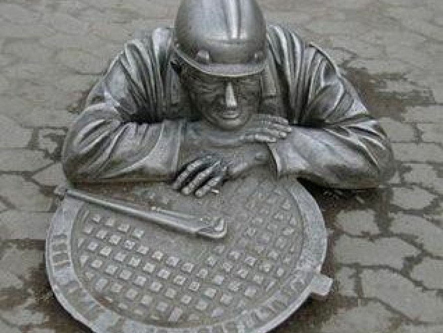 В Мелитополе устанавливают укрепленные люки – один уже сняли