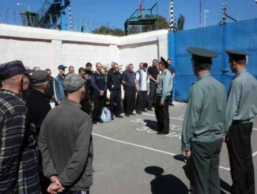 В Запорожской области 34 зэка сегодня выпустили на свободу