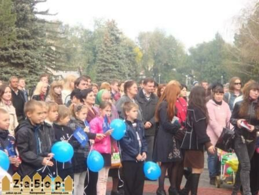 В Запорожье Партия регионов пропиарилась на открытии детской площадки за бюджетные деньги