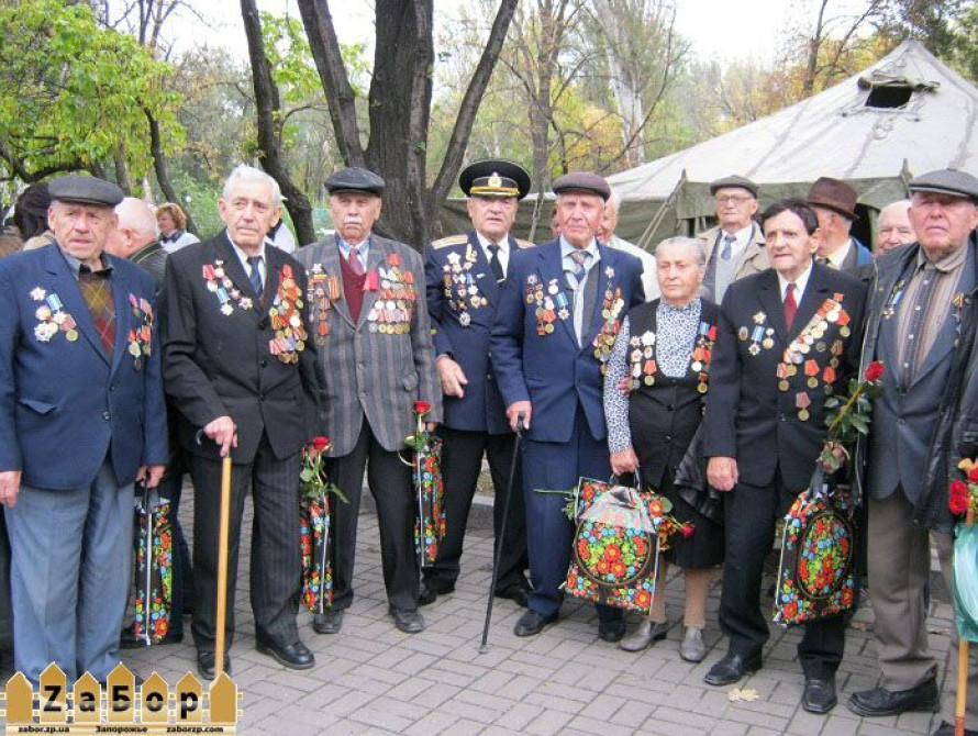 Ко Дню освобождения Запорожья ветеранов накормили гречкой