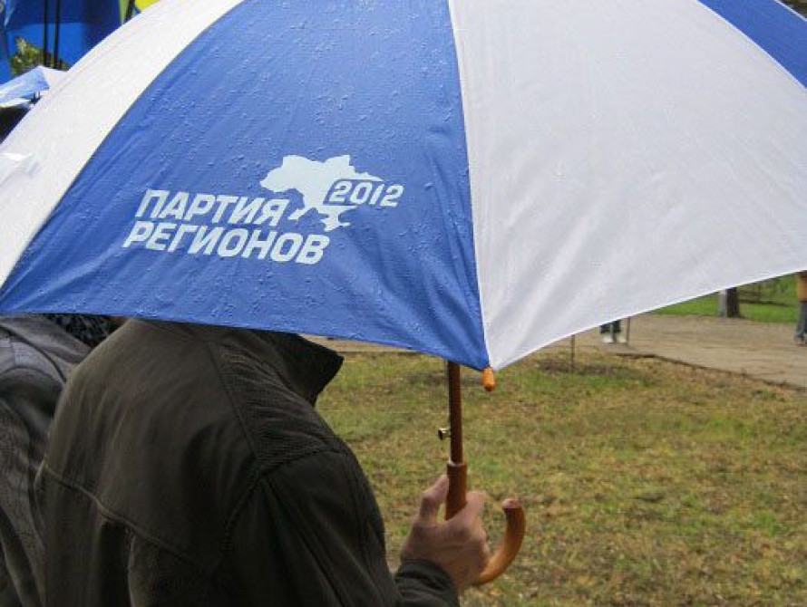 В Запорожье Партия регионов раздавала горожанам некачественные зонты
