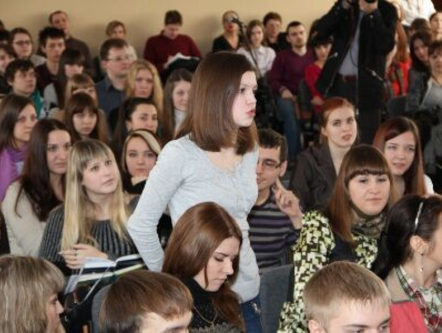 В Запорожье студентам предлагают встретиться с Азаровым вместо пар 