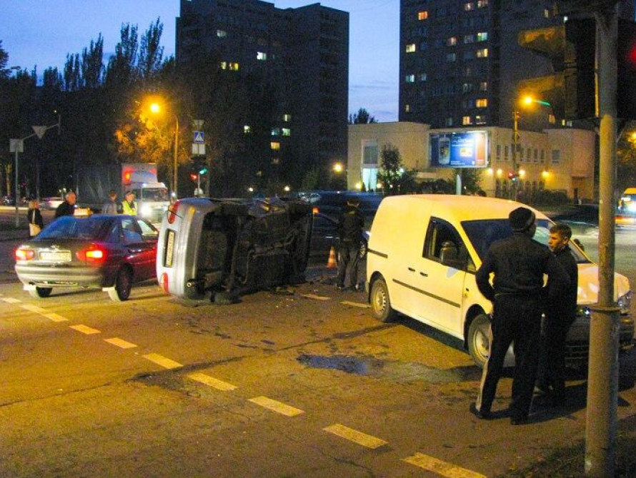 ДТП в Запорожье: один из автомобилей перевернулся на бок