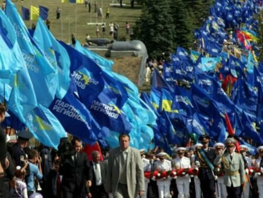 В Запорожье для Азарова собрали людей, но им его так и не показали