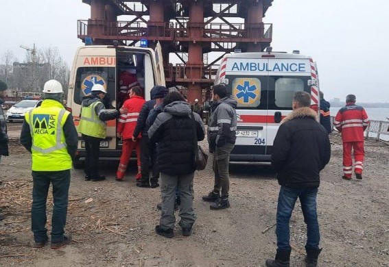 В Запорожье на строительстве мостов трос сорвался с крана: рабочий попал в реанимацию (фото)