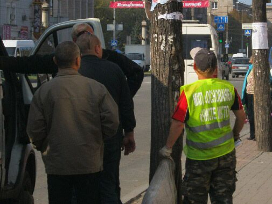 В Запорожье коммунальщики продолжают рвать листовки