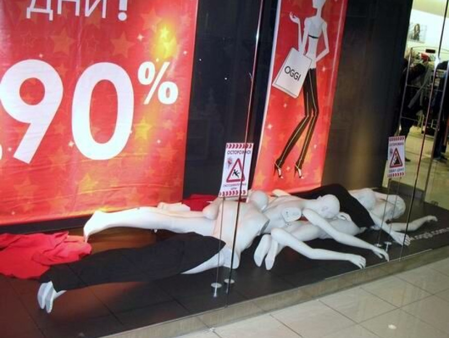 В Мелитополе упавшему манекену вызвали скорую помощь