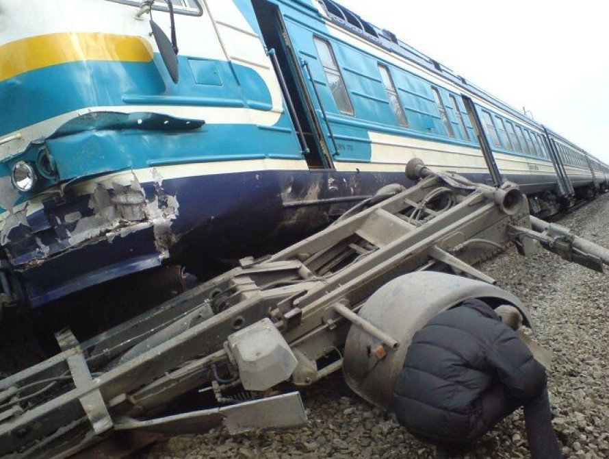 В Запорожье поезд перевернулся из-за старых рельсов