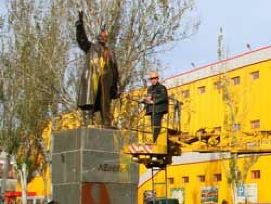 В Мелитополе в День октябрьской революции памятник Ленину облили краской