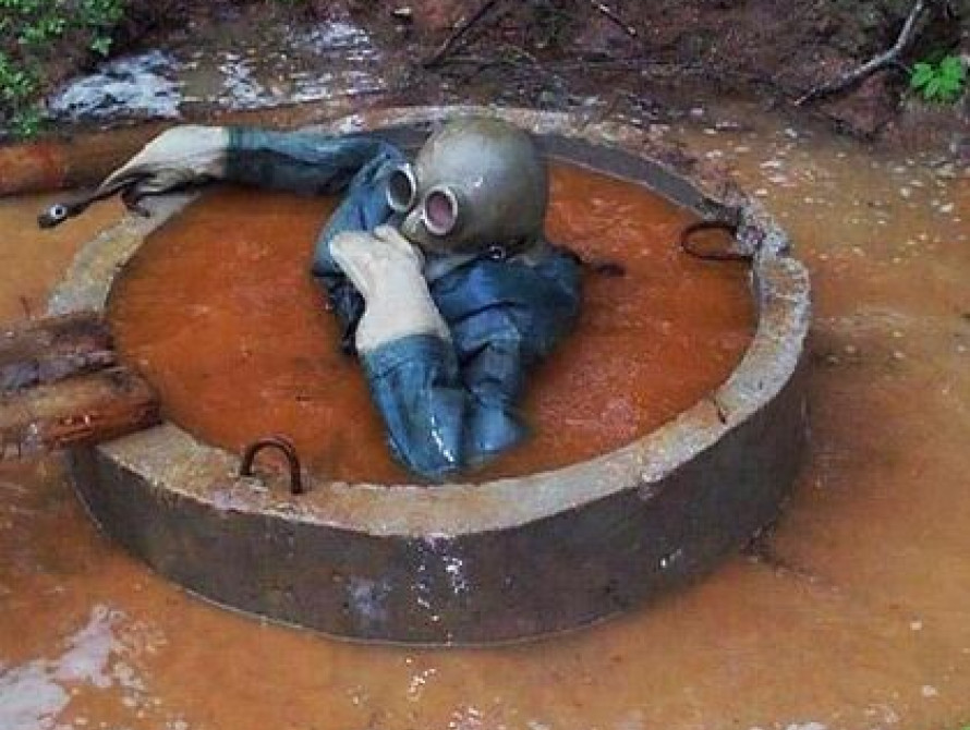 В Запорожской области спасатели доставали мужчину из сливной ямы