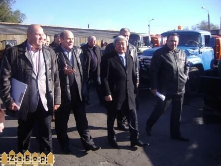 В Запорожье к зиме покрасили снегоуборочную технику