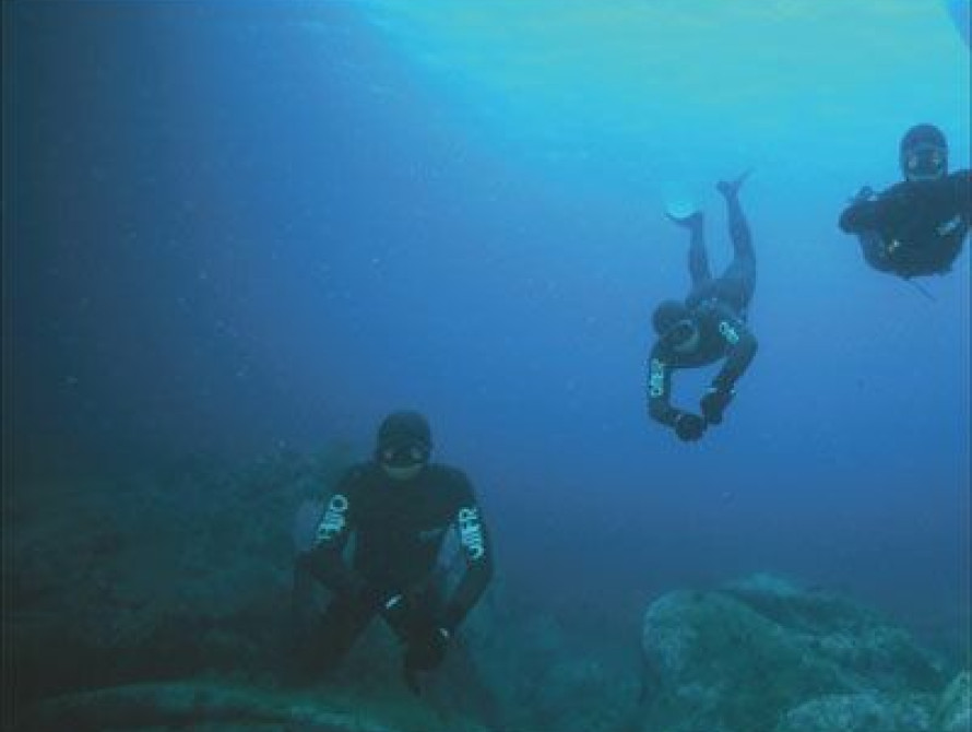 В Запорожье охотники и рыболовы искали в Днепре бутылки