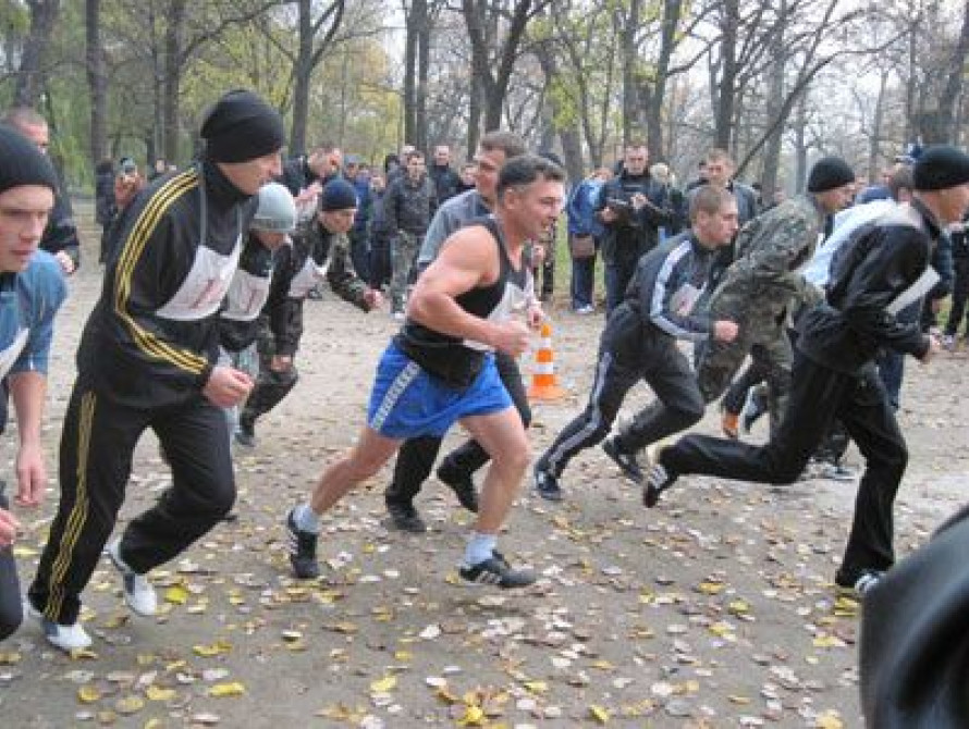 Милиционеры Запорожья в "Дубовой роще" устроили соревнования по бегу