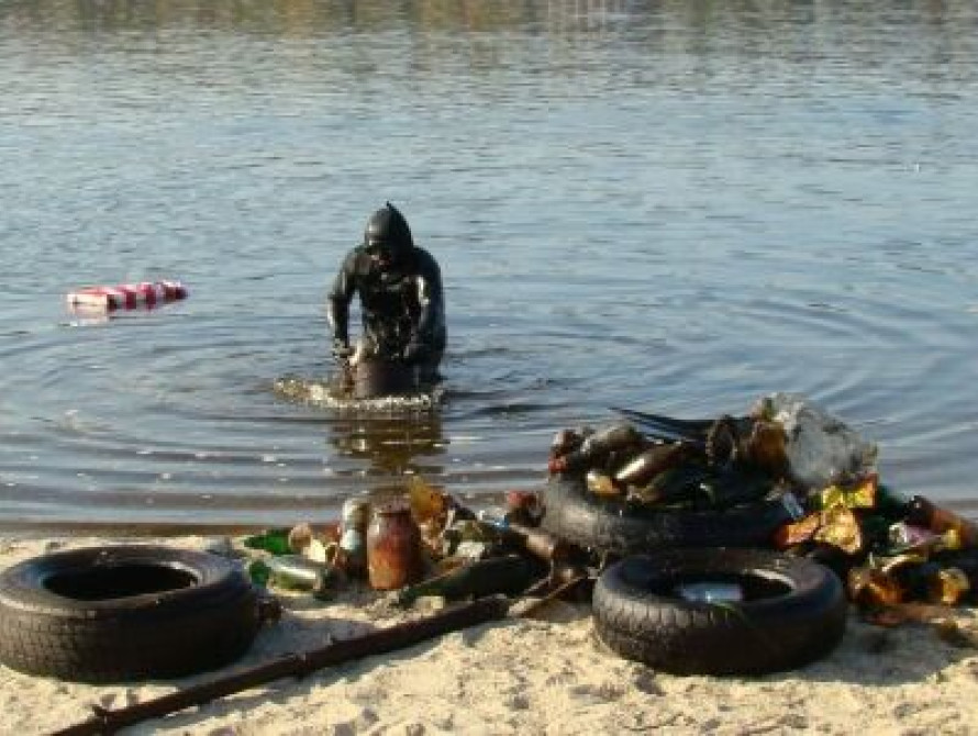 В Запорожье из Днепра подняли мусор и наполнили реку рыбой