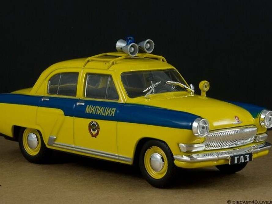 В Запорожье гаишники устроили автопробег в стиле ретро