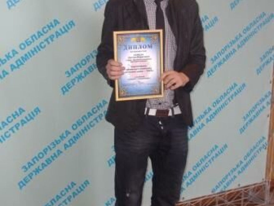 Накануне Дня студента в Запорожье смешили чиновников, раздавали деньги и играли на ложках