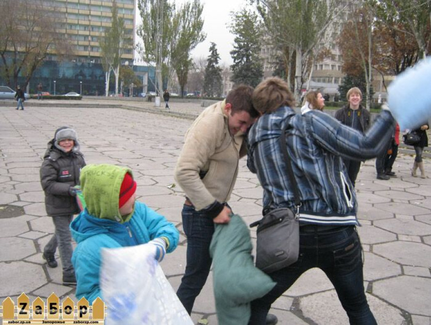 В Запорожье из 10 подушек устроили целую битву