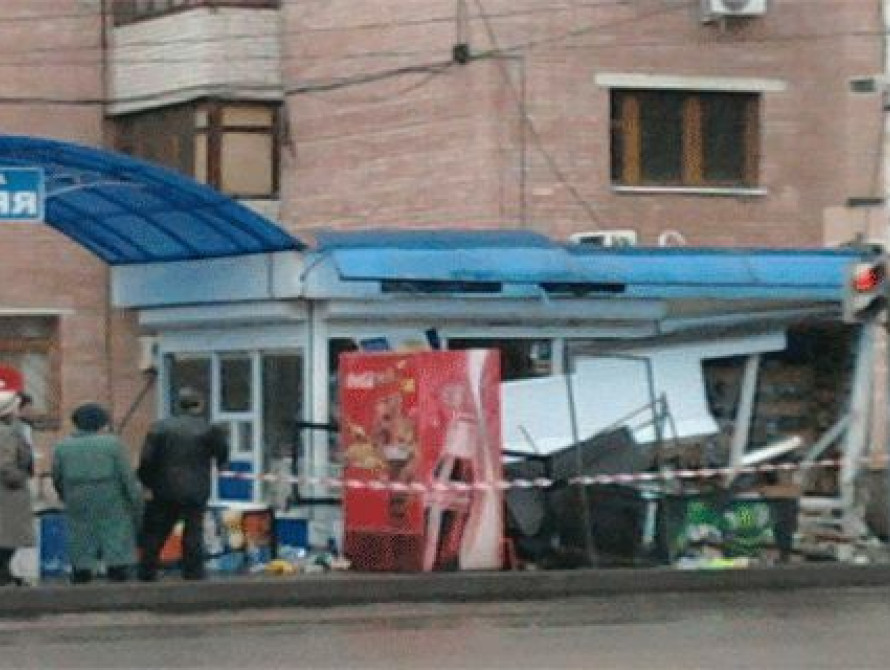 В Запорожской области легковушка врезалась в маршрутку прямо на остановке