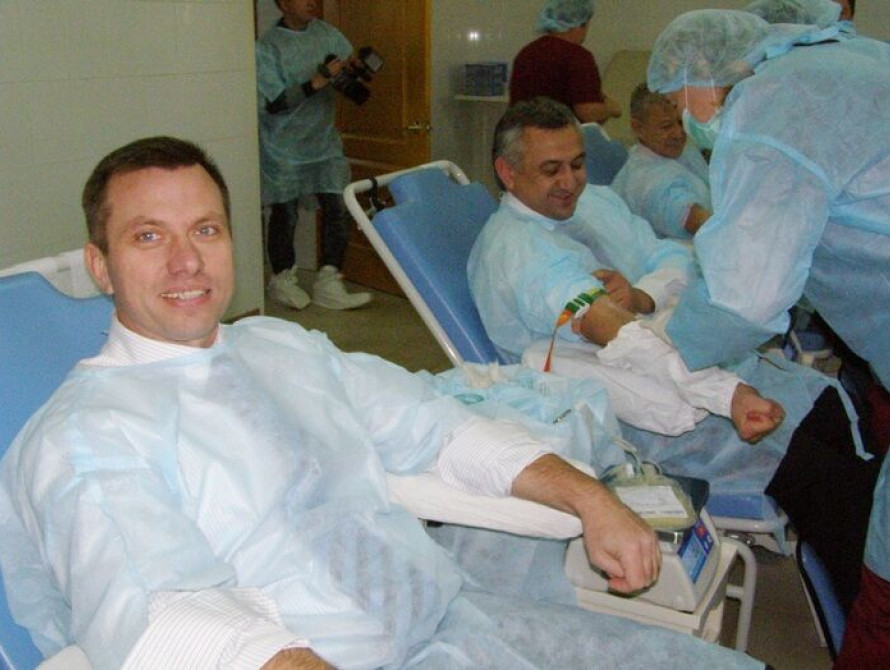 В Запорожье чиновники поделились кровью с жертвами ДТП