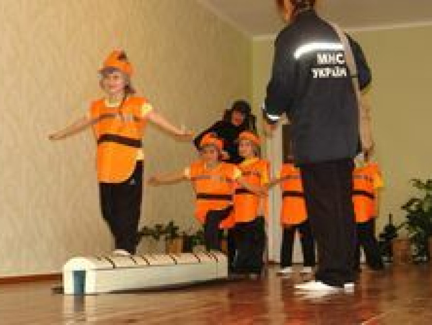 Запорожские МЧС-ники поиграли с детьми в "Спасателей"