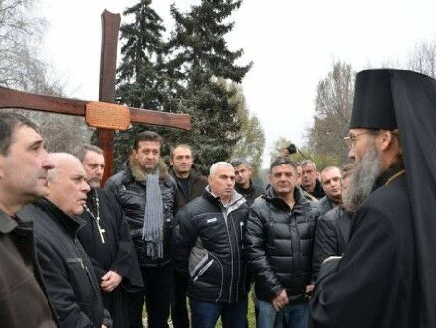 В Запорожье Лука освятил крест и место строительство будущего храма