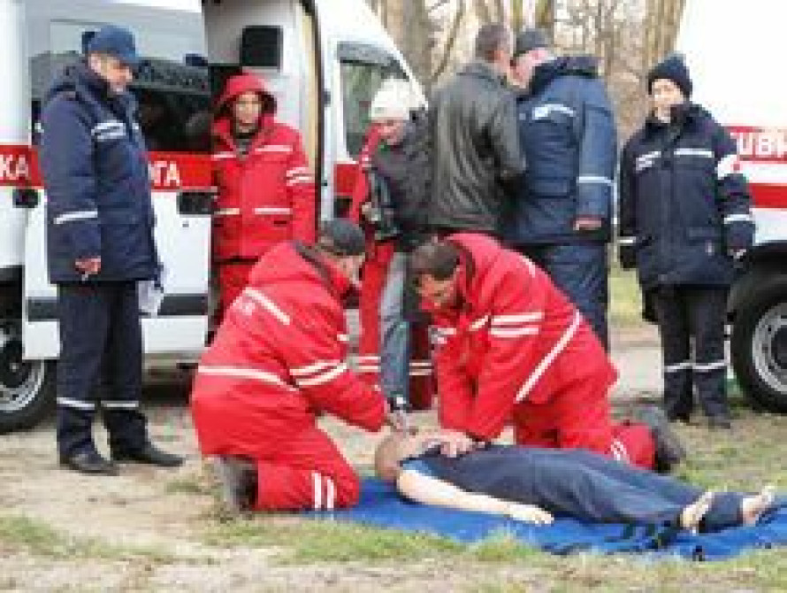 В Запорожье спасатели учились оказывать помощь любителям зимней рыбалки