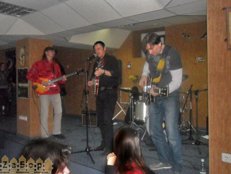В Запорожье музыкант играл на гитаре Джона Леннона, порвал струны и сорвал голос