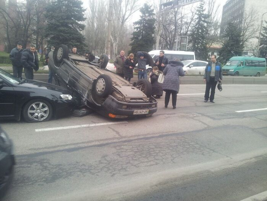 В Запорожье на дамбе перевернулось авто: два человека пострадали