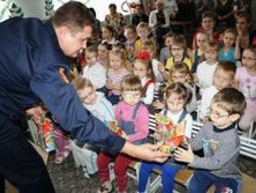 В Запорожье спасатели поздравили детей с проблемным зрением