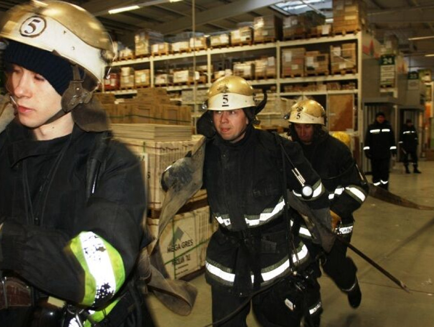 В Запорожье спасатели тренировались тушить пожар в "Новой линии"