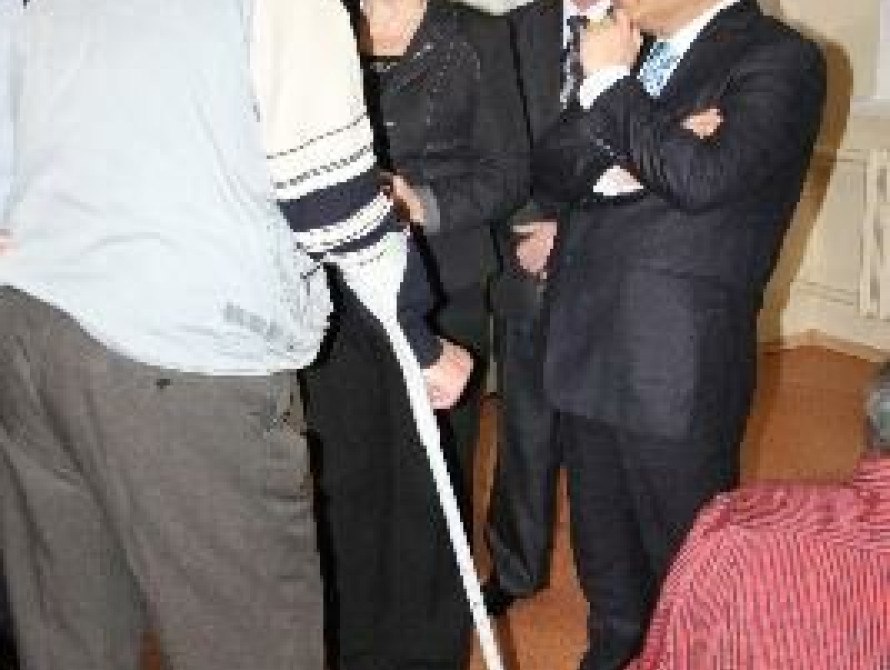 Мэр Запорожья побыл "Дедом Морозом" для ветеранов