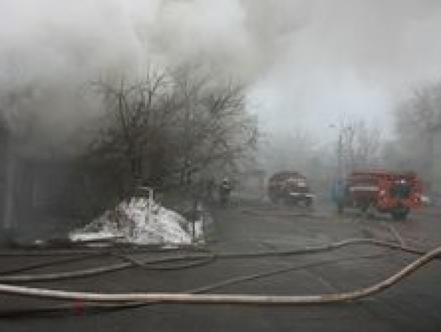 Масштабное возгорание в Запорожье: половина здания выгорела дотла