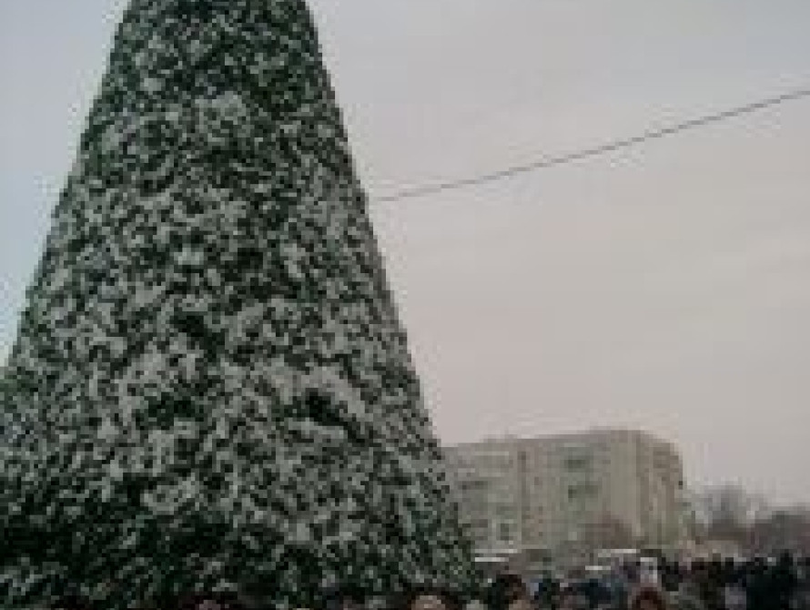 В Энергодаре отменили праздничную иллюминацию и не нарядили елку