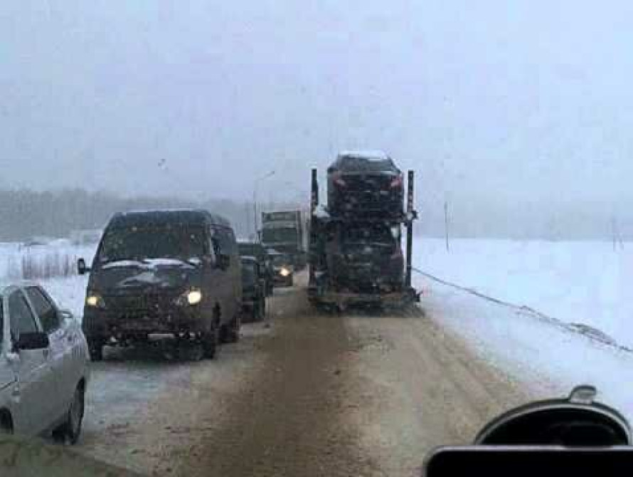 Под Запорожьем образовалась "пробка" из-за гололеда