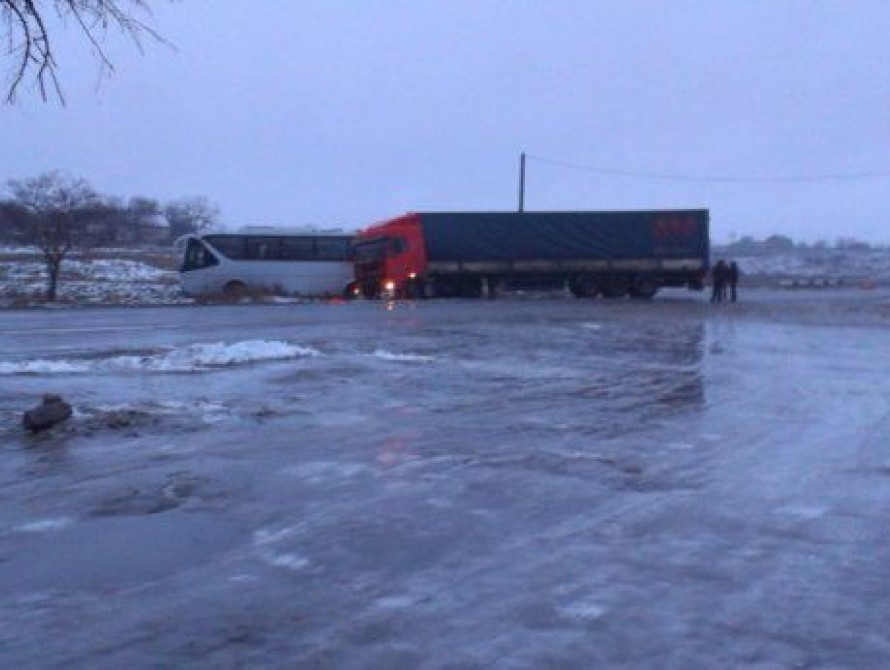 В Запорожской области рейсовый автобус столкнулся с грузовиком
