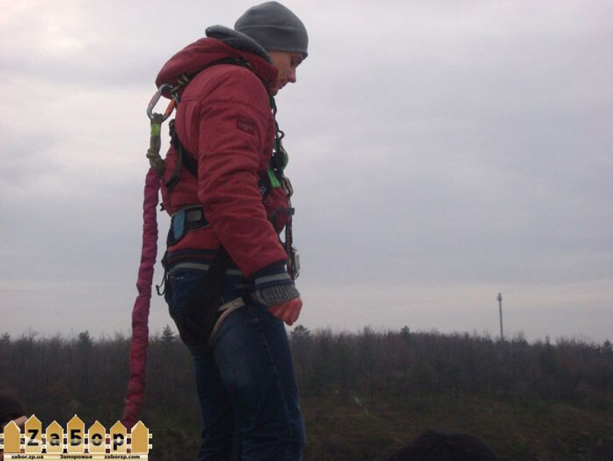 В Запорожье на Крещение люди прыгали в воду прямо с моста