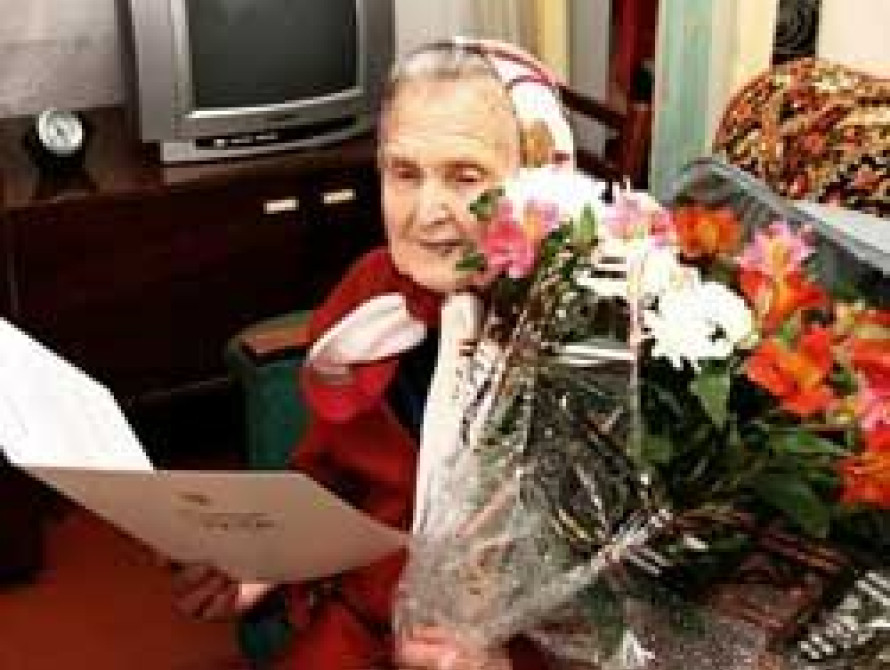 В Мелитополе пенсионерку со 100-летием поздравил Президент  