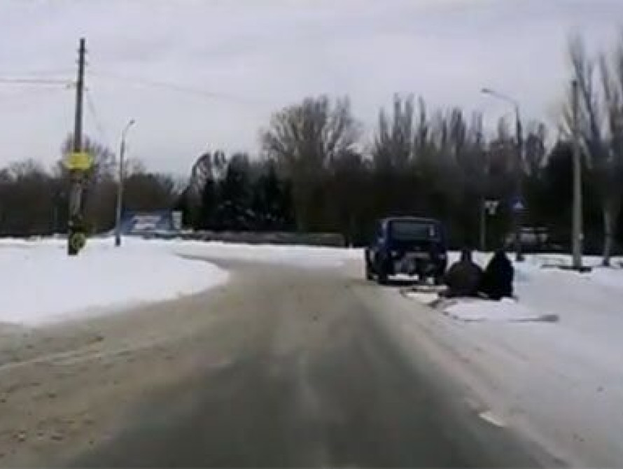В Запорожье придумали экстремальные развлечения на зимней дороге (видео)