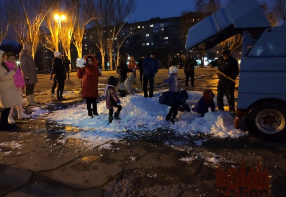 В центре Запорожья устроили снежные баталии (фото, видео)