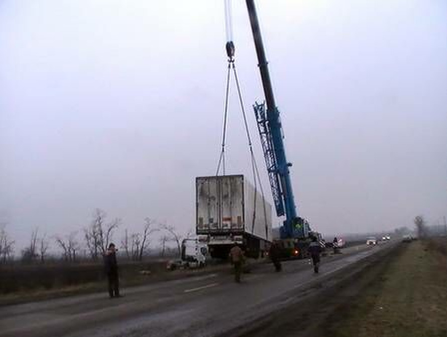 В Запорожской области слетевший в кювет грузовик вытащили уникальным краном