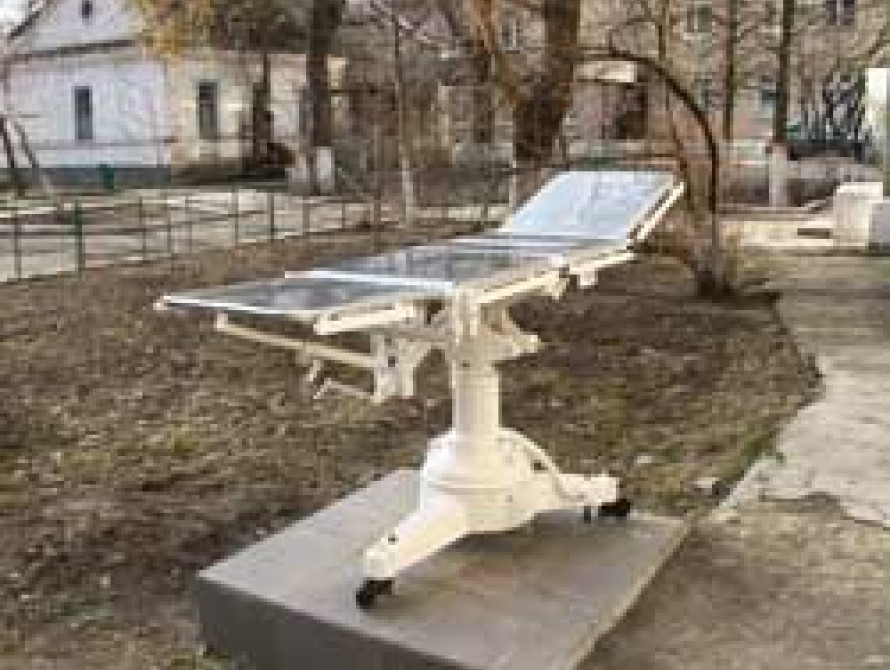 В Мелитополе установили скульптуру операционному столу