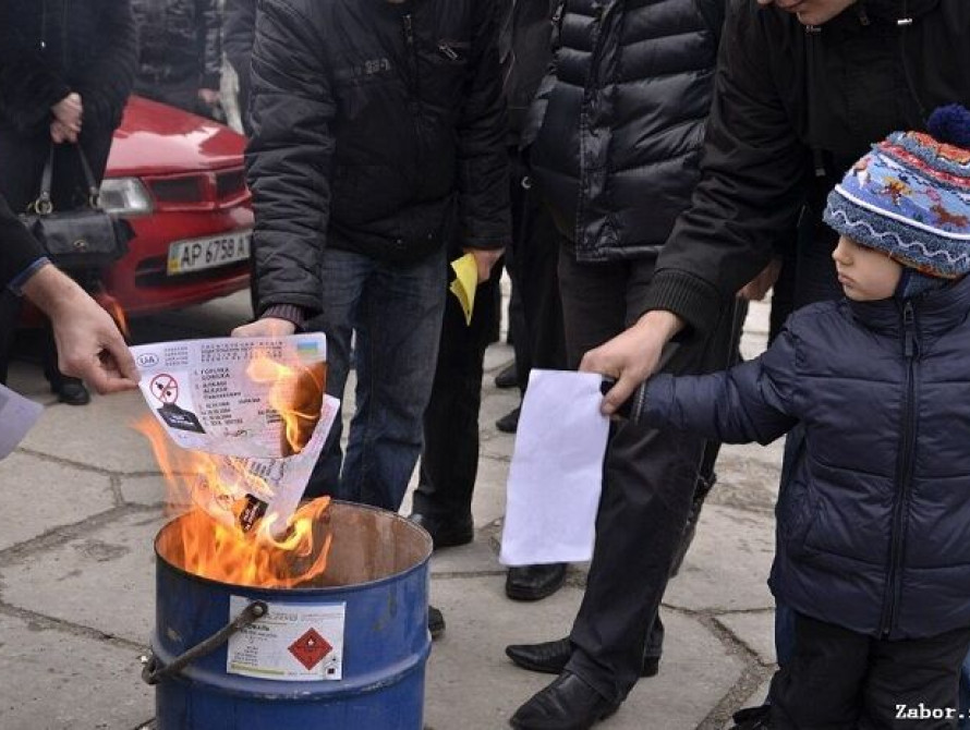 В Запорожье на центральной площади сожгли права пьяных водителей