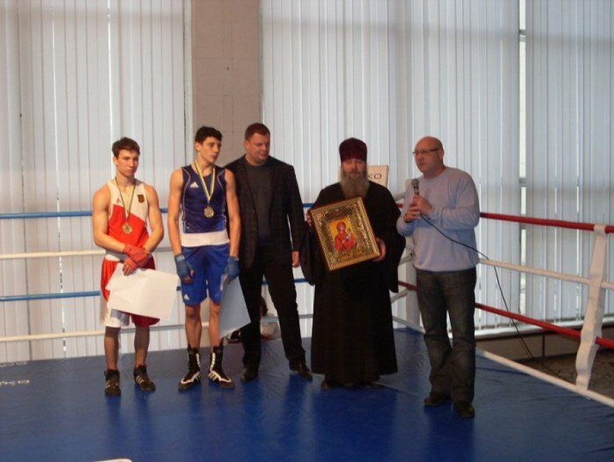 В Энергодаре боксеры и священник вышли на ринг