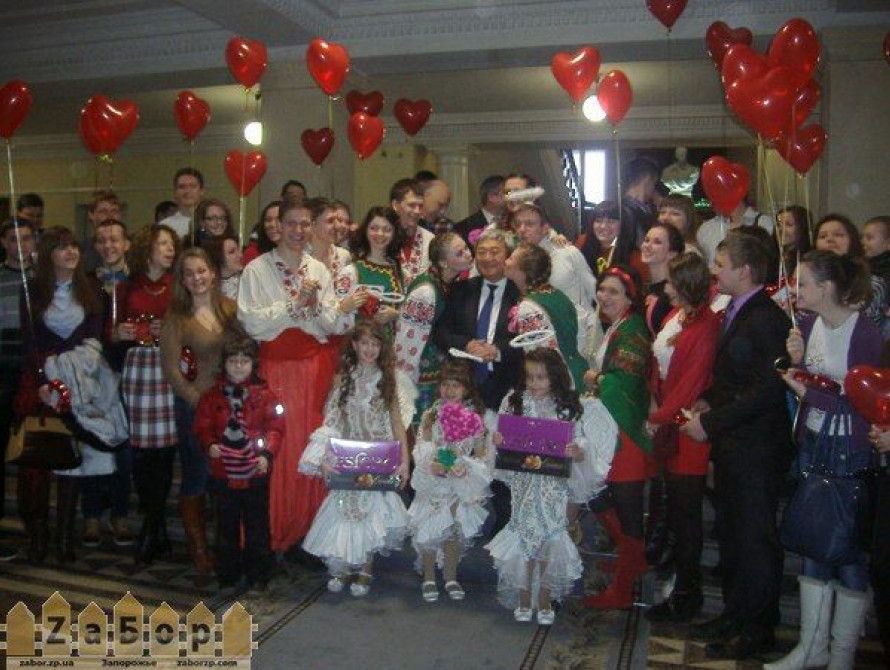 В Запорожье студенты поздравили мэра с Днем Влюбленных